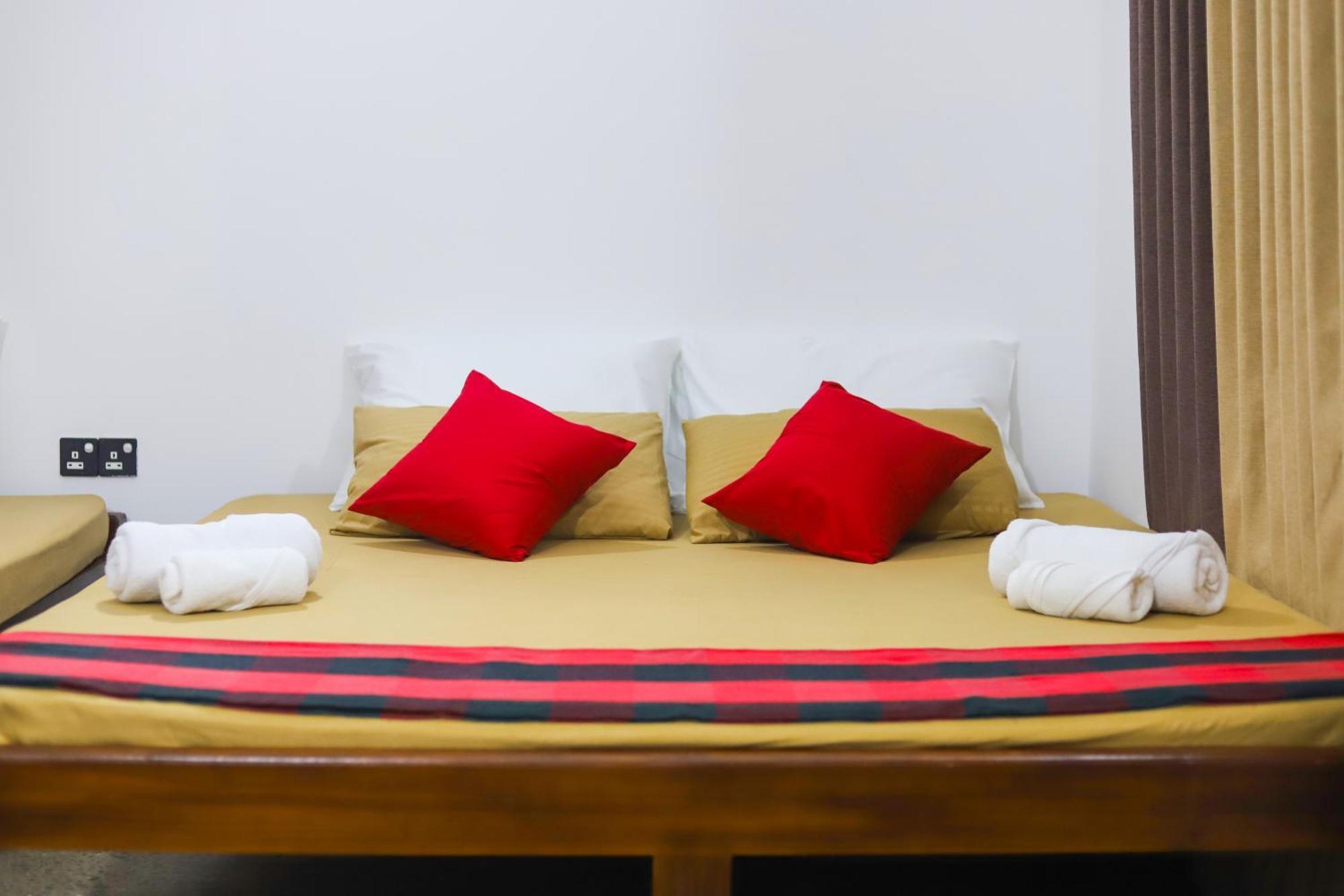 Royal Hub Hotel Kudapaduwa Kültér fotó